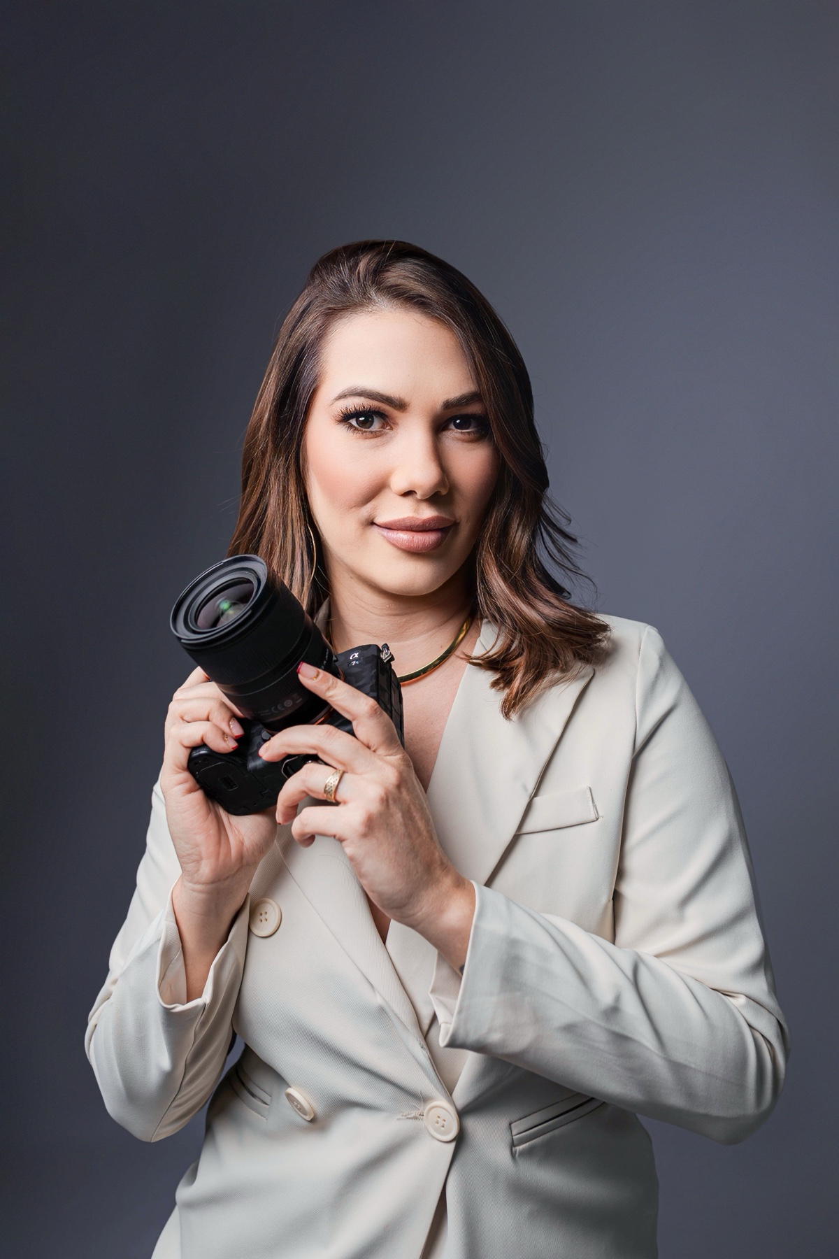 Retrato de Bruna Ferrazzo com uma câmera profissional